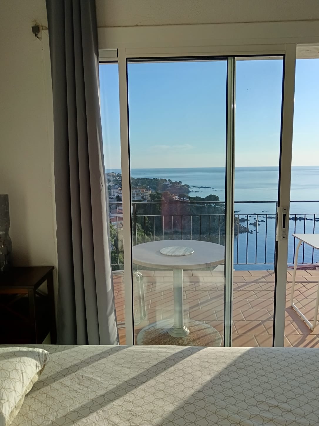 Salon avec vue sur le balcon